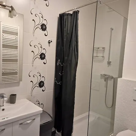 Dora - Comfortable In A Great Location Pula
