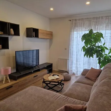 Dora - Comfortable In A Great Location Apartment *