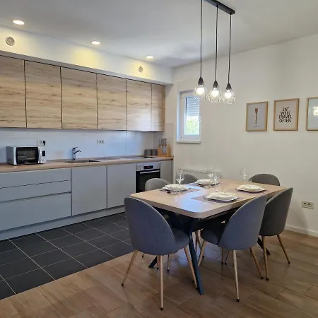 Dora - Comfortable In A Great Location *